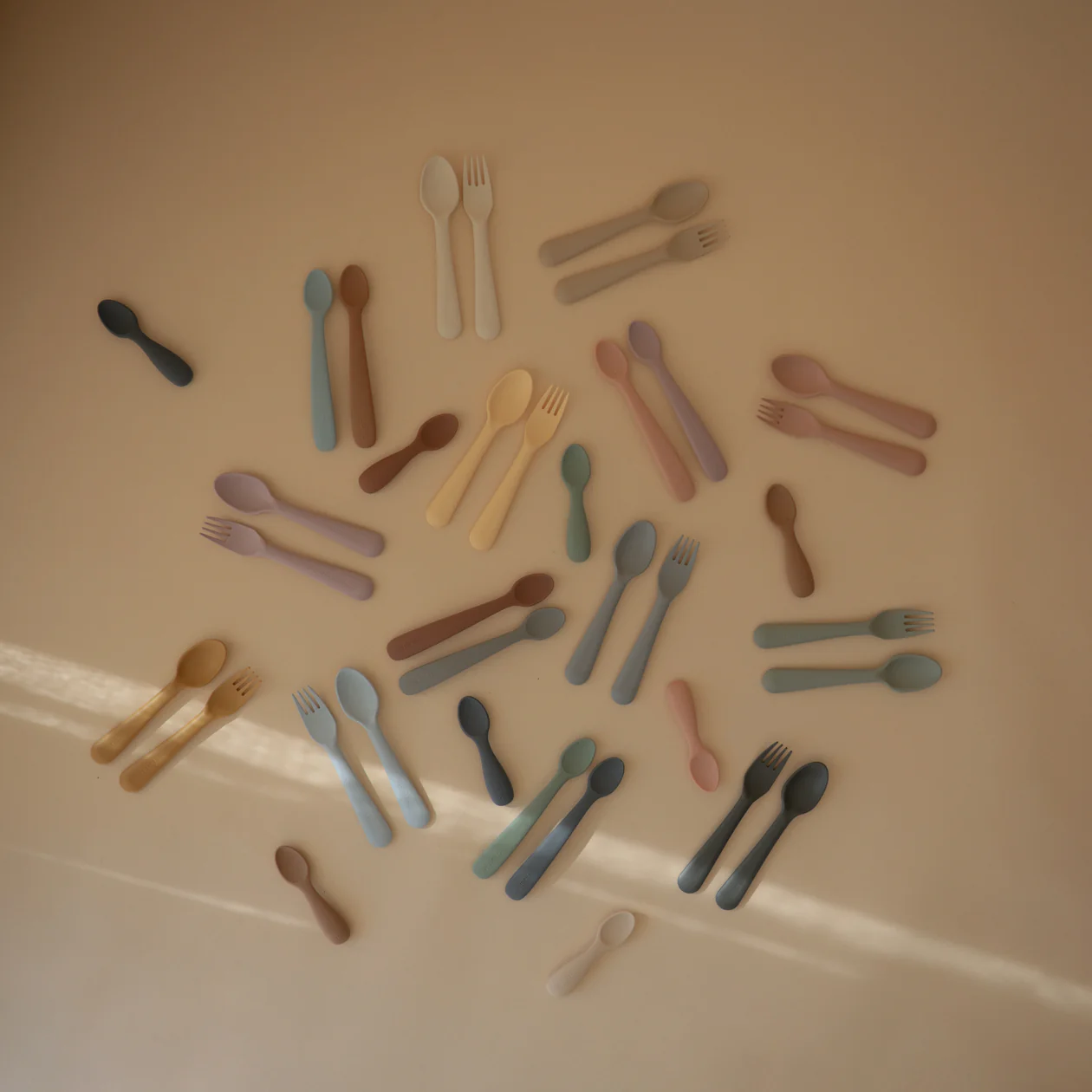 Cuillère bébé en silicone lot de 2 Blush/Sable Mushie – Image 3