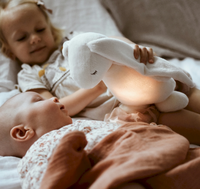 Moonie le lapin magique avec sons & lumières – Crème – Image 4