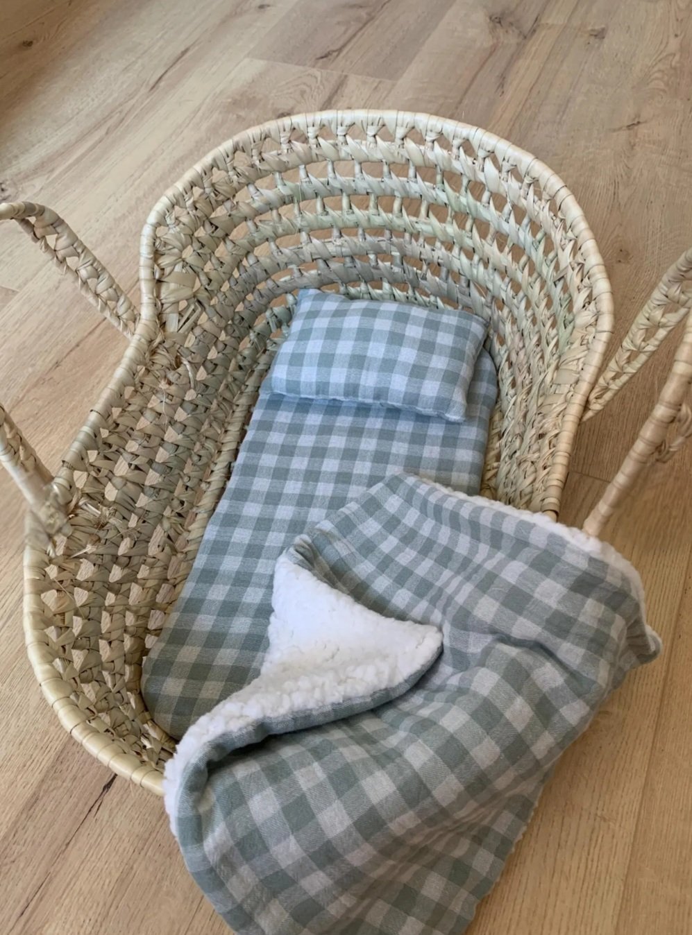 Couffin pour poupée avec sa literie fait main – Vichy Sauge – Image 4