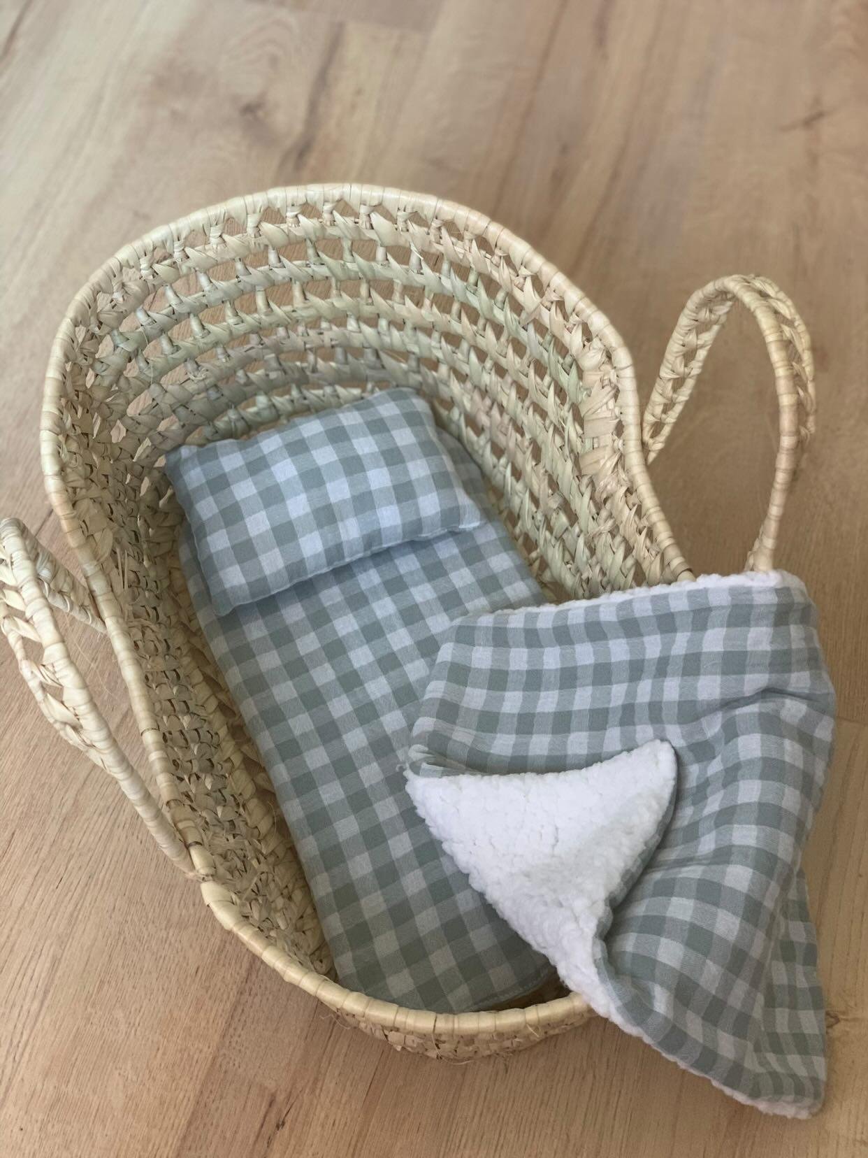 Couffin pour poupée avec sa literie fait main – Vichy Sauge – Image 2