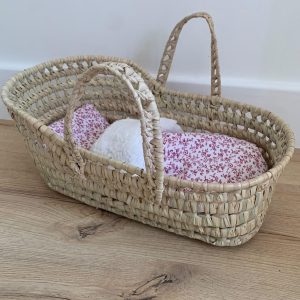 Couffin pour poupée avec sa literie fait main – Fleurs roses