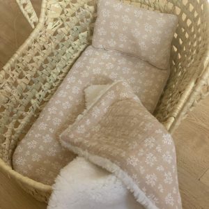 Couffin pour poupée avec sa literie fait main – Feuillage Beige