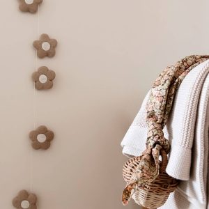 Guirlande fleurs beige en laine feutrée