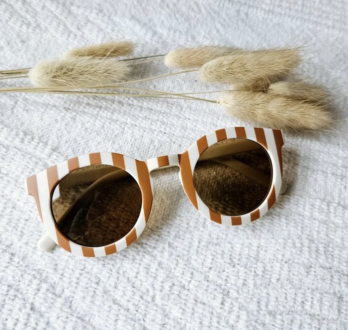 Lunettes de soleil bébé et enfant UV400 – Beige/Camel – Image 2