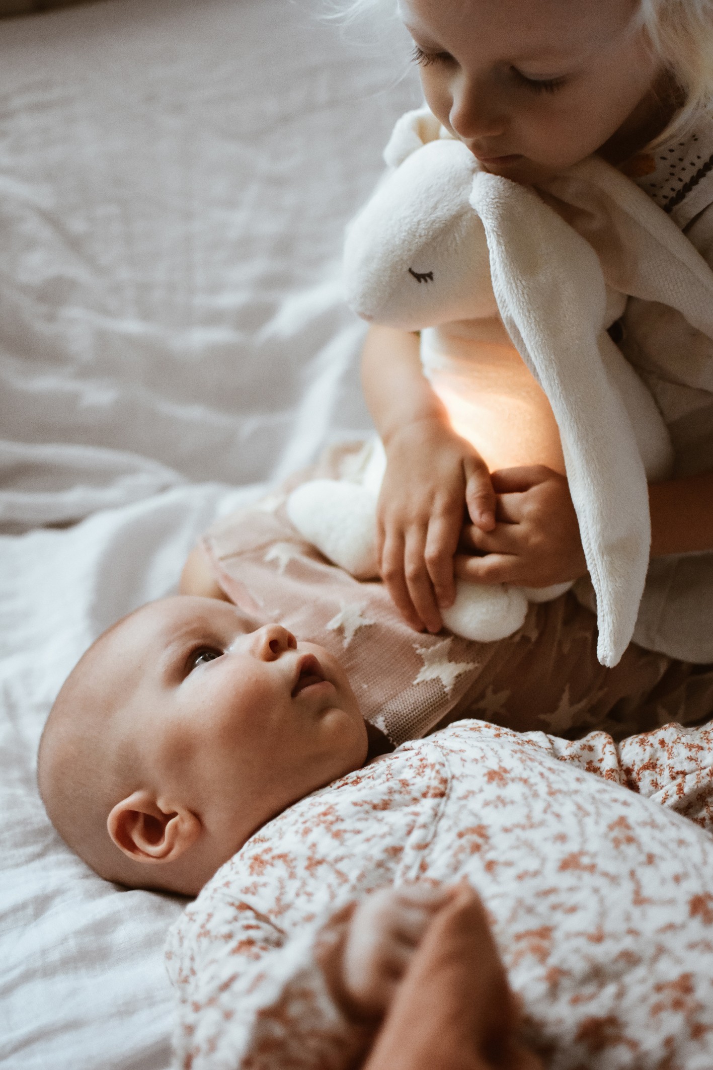 Moonie le lapin magique avec sons & lumières – Crème – Image 3