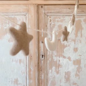 Guirlande étoiles et lunes en laine feutrée