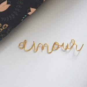 Amour en filaire doré