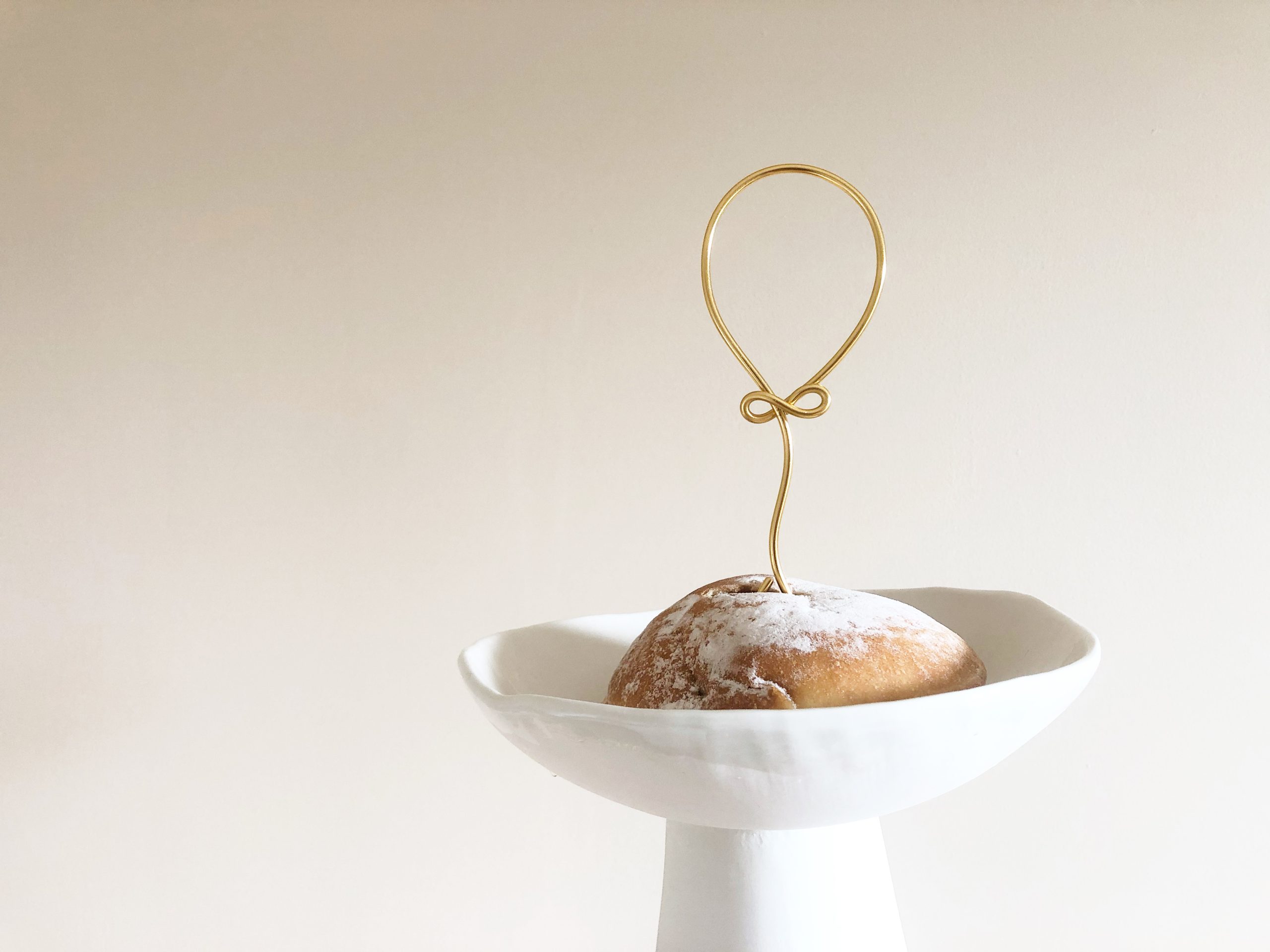 Le cake topper ballon en filaire doré