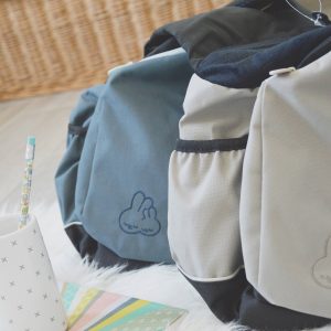 « Balade avec l&rsquo;aîné et le petit dernier » Sac à langer bleu grisé+ lange petites étoiles