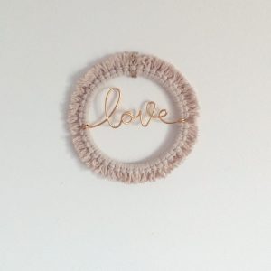 Couronne macramé et filaire doré 10 cm « love »
