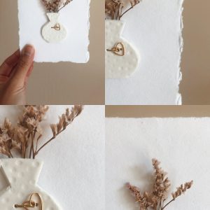 Petite carte fleurie « vase embossage romantique »