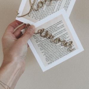 Marque-page en filaire « love » 4 lettres