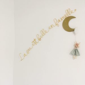 Phrase en filaire doré (La vie est belle en famille)