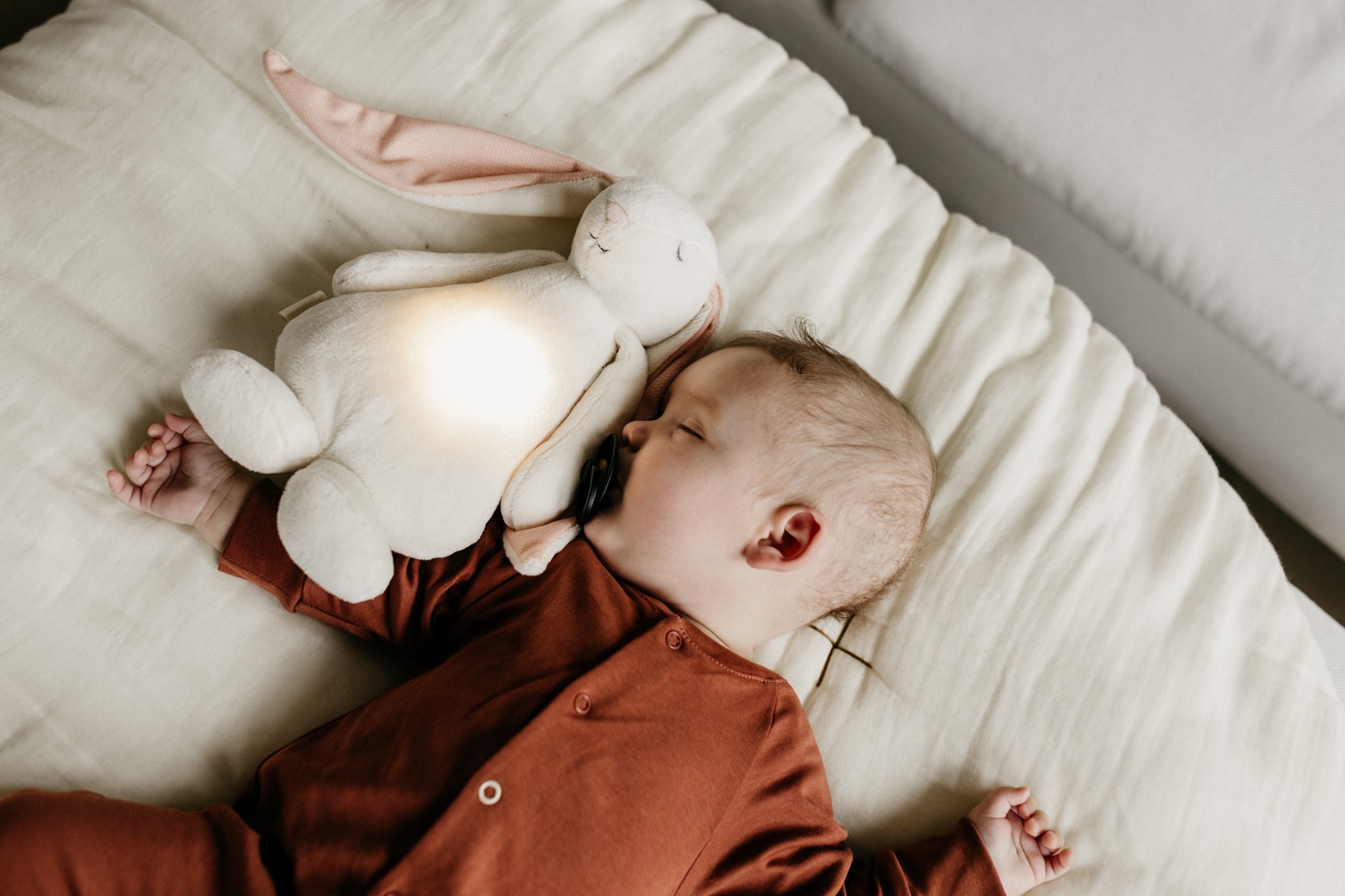 Moonie le lapin magique avec sons & lumières – Crème – Image 2