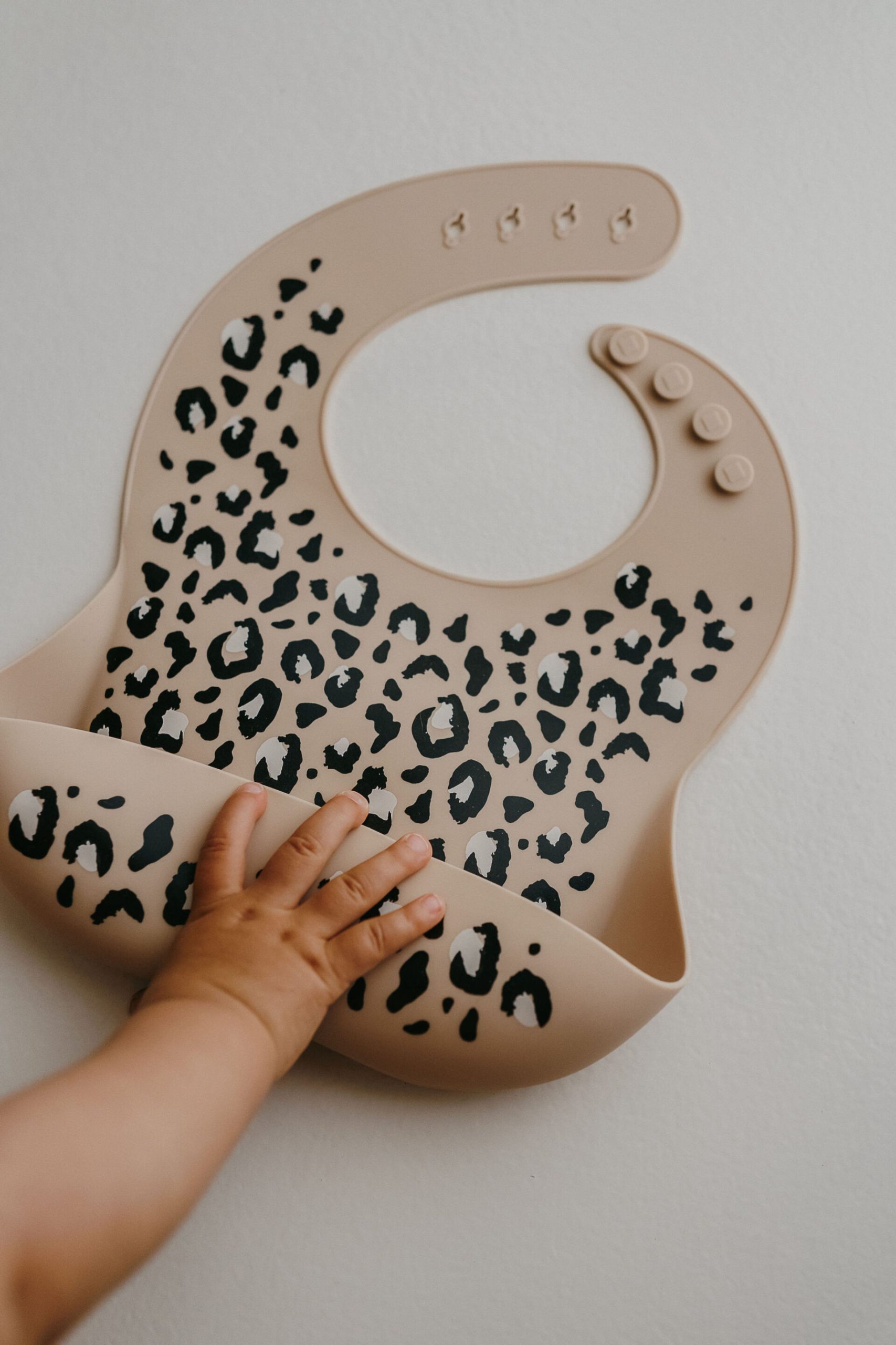 Bavoir en silicone Sauvage Léopard – Image 6