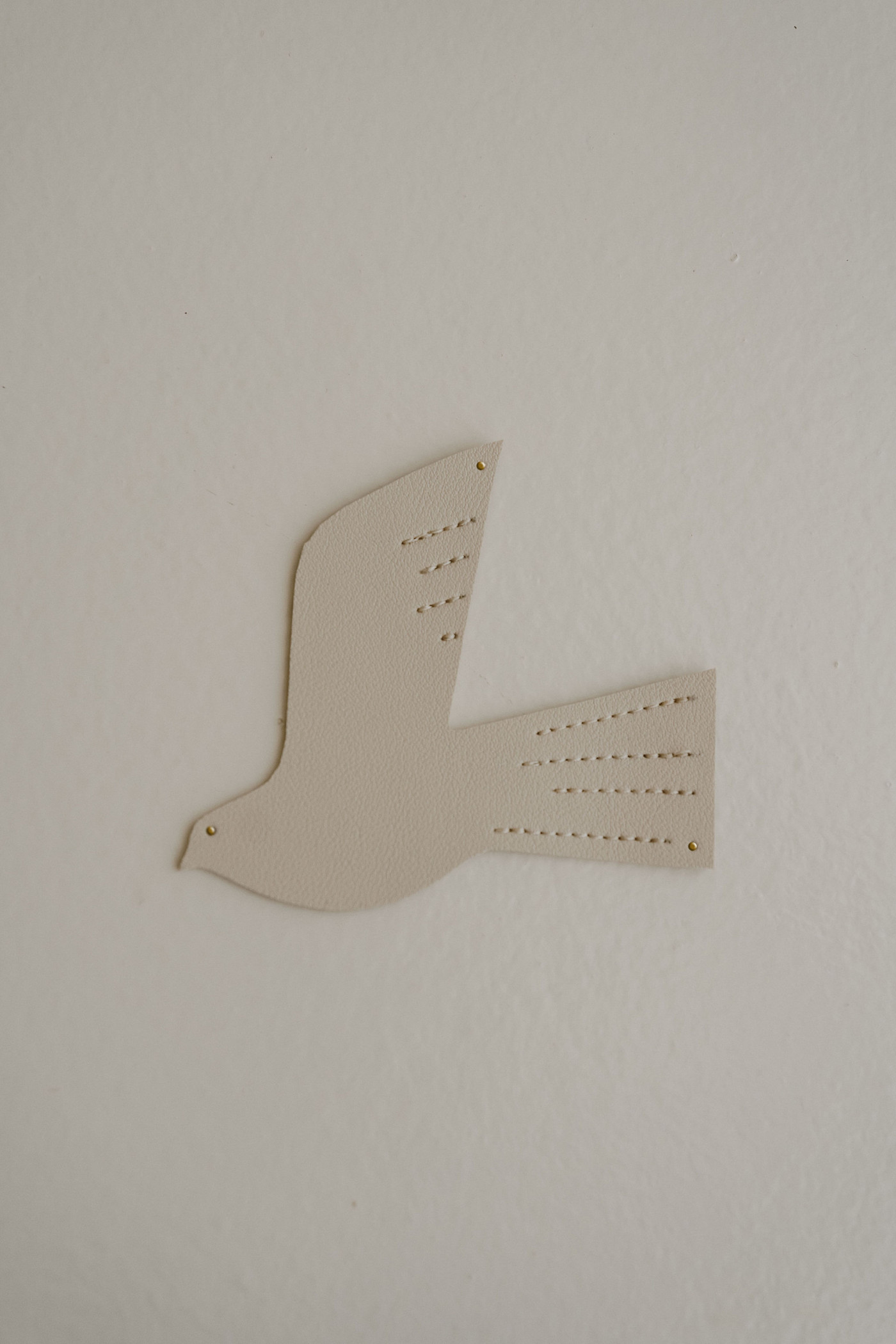 Oiseau en cuir taille S beige – Image 3