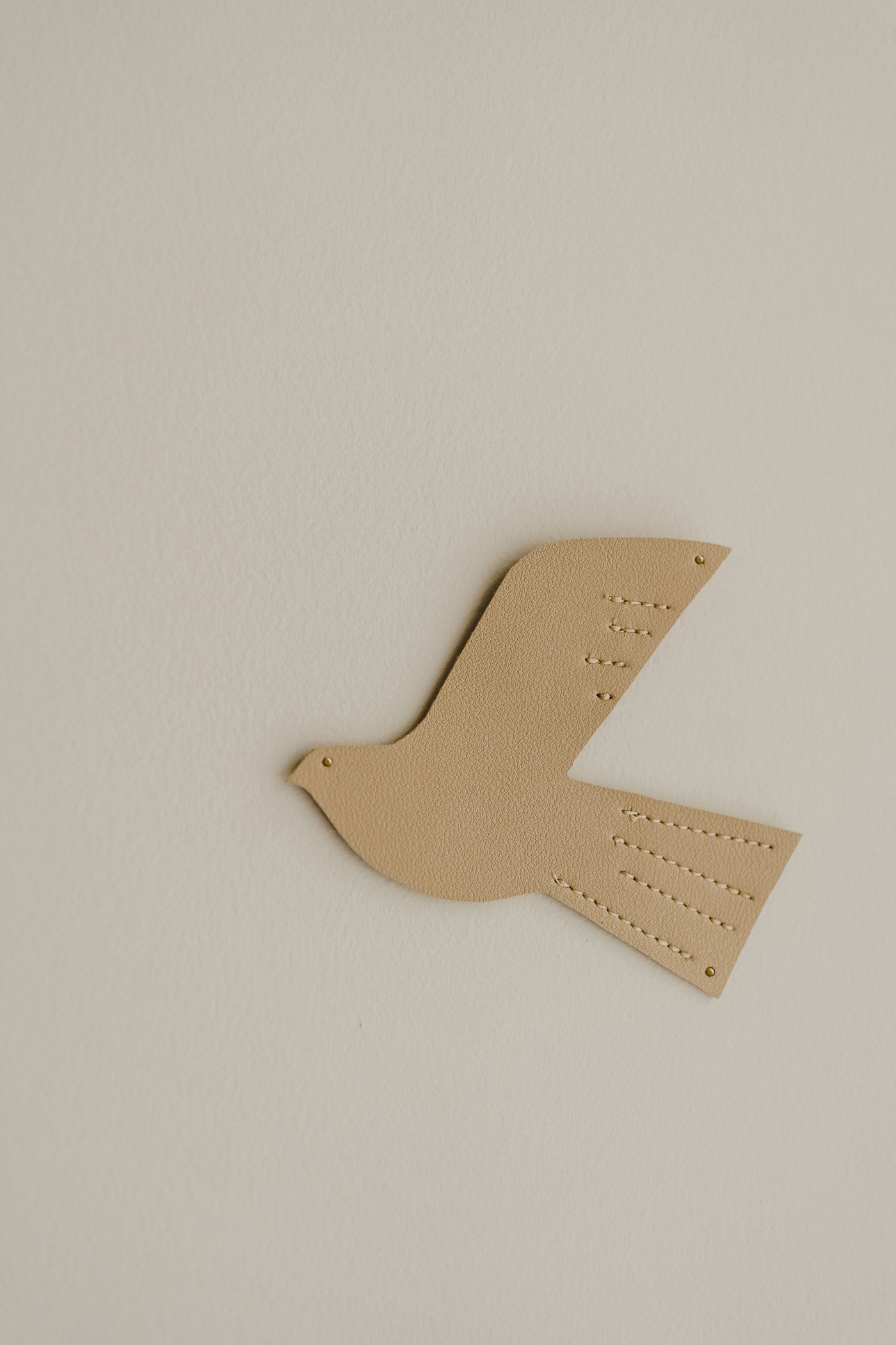 Oiseau en cuir taille S caramel – Image 3