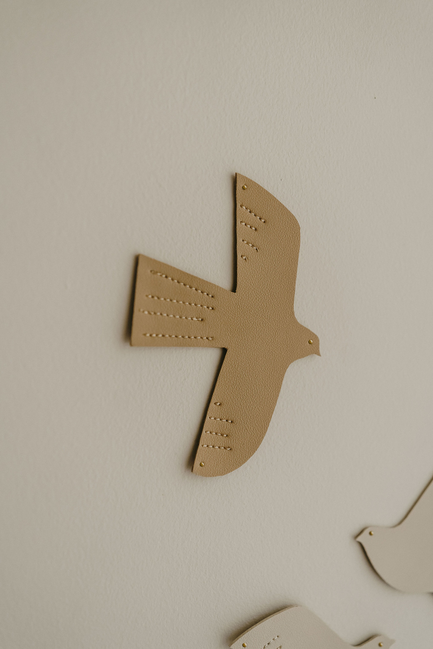 Oiseau en cuir taille M caramel – Image 3