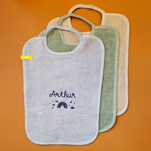 Bavoir éponge élastiqué brodé