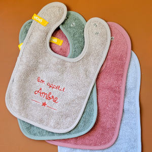 Bavoir éponge à pressions brodé