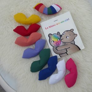 Bisous en tissu pour accompagner la lecture de l&rsquo;album « Le bisou arc-en-ciel » de Kimiko