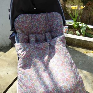 Chancelière poussette universelle en tissu Liberty of London avec couvre-jambes détachable par zip et ses cache sangles assortis en tissu