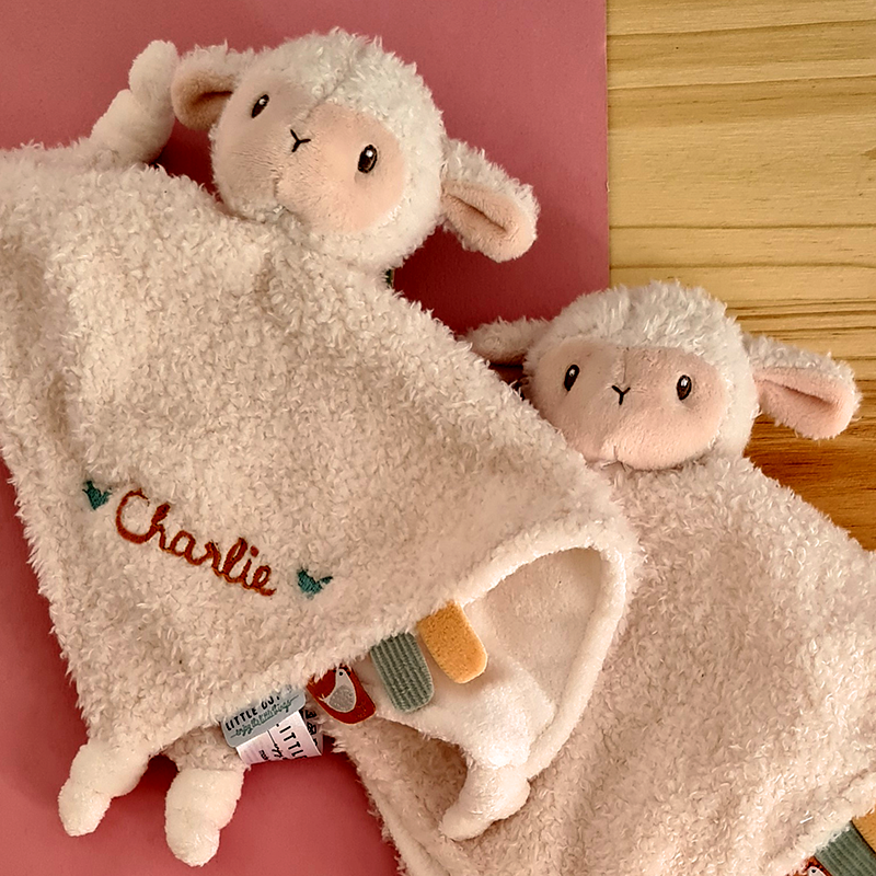 Doudou mouton brodé