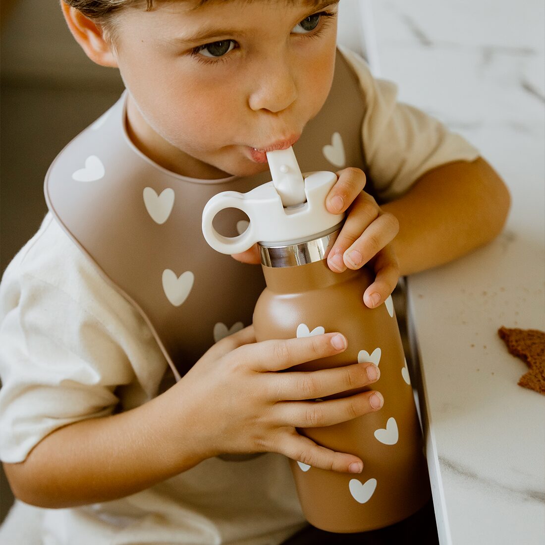 Bavoir silicone coeurs / Caramel – Image 4