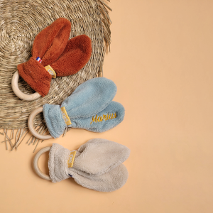 Hochet de dentition brodé