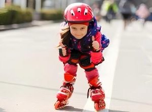 ROLLERS POUR ENFANTS AVEC CASQUE ET PROTECTION