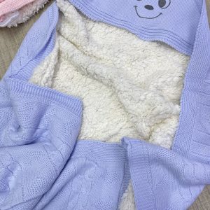 Couverture tricoté avec capuche