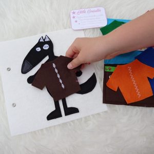 Tableau d&rsquo;activités en feutrine (quiet book) sur le thème « habiller le loup de toutes les couleurs »