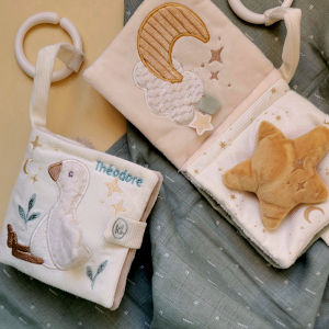 Livre sensoriel brodé