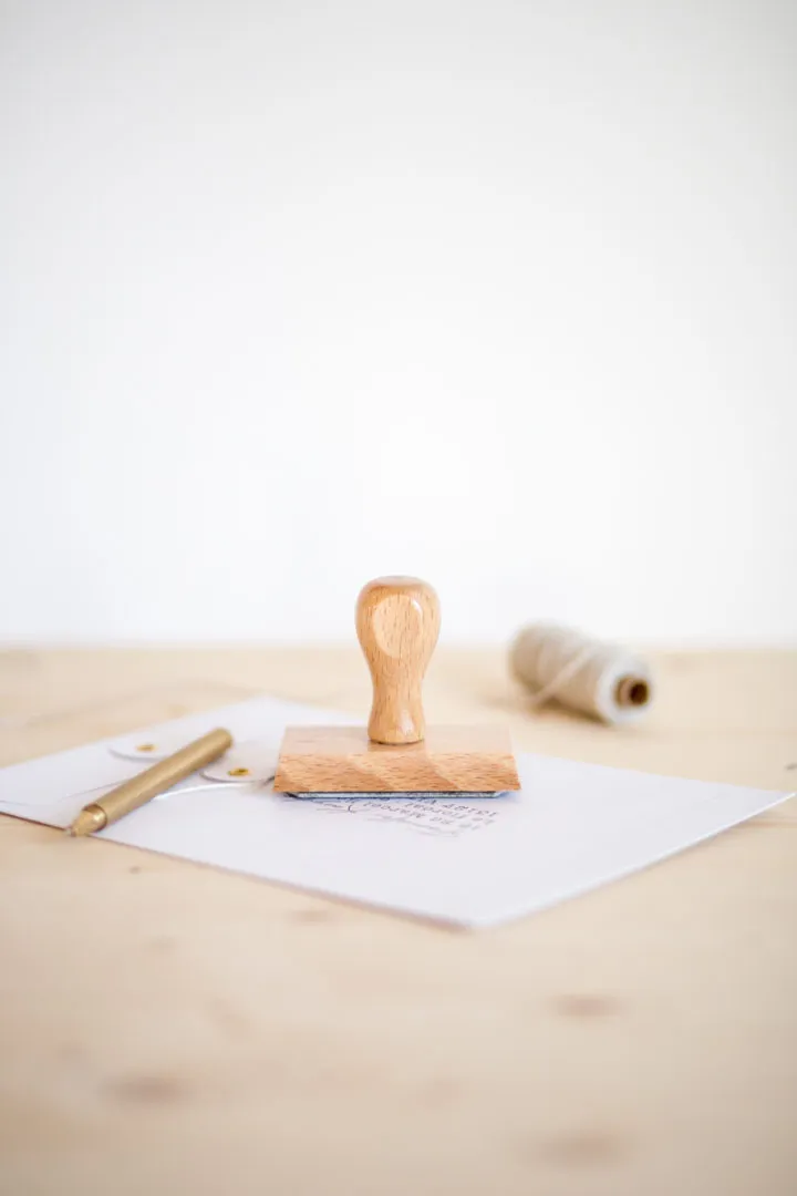 Tampon adresse en bois – Circulaire – Image 2