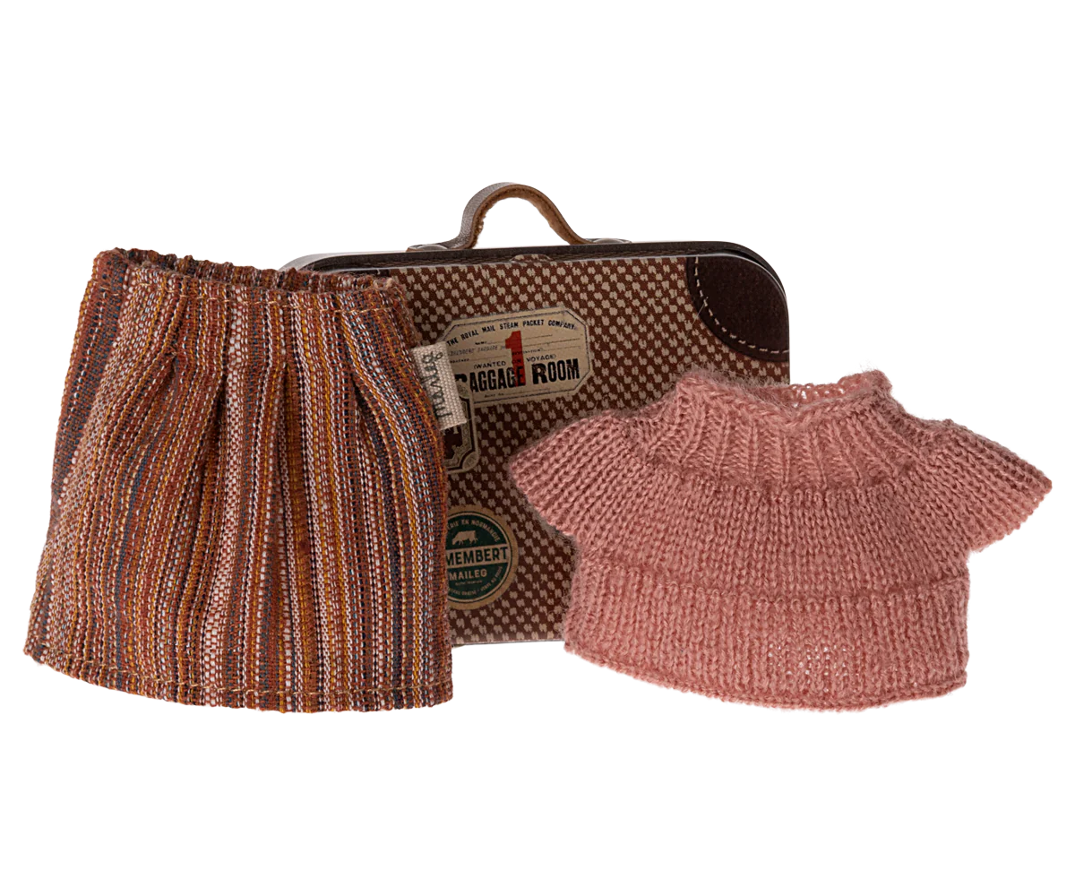 Vêtements pour souris dans sa valise / Grand – mère