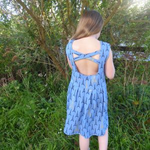 [PDF] Tuto détaillé robe fillette dos nu et bretelles croisées photos et vidéo + patron de la robe + tuto bandeau cheveux en jersey